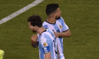 Aguero sẽ theo chân Messi chia tay đội tuyển.