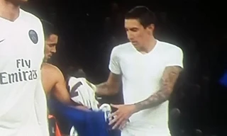 Eden Hazard thản nhiên đổi áo với Di Maria.