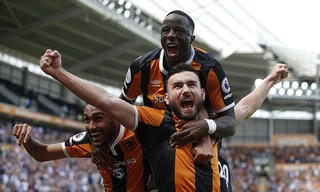 Các cầu thủ Hull City ăn mừng bàn nâng tỷ số lên 2-1.