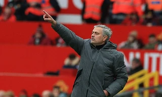 Bản tin thể thao: Mourinho bị trúng 'phi tiêu' của fan Man City 