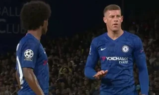 Ross Barkley yêu cầu Willian bình tĩnh để mình thực hiện quả 11m và rồi thất bại.