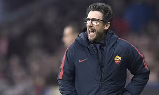 HLV Di Francesco bức xúc với trọng tài.