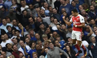 Sanchez ăn mừng bàn mở tỷ số.