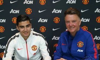 Andreas Pereira đặt bút ký vào bản hợp đồng gia hạn thêm 3 năm.
