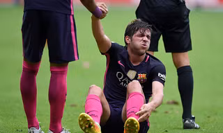 Sergi Roberto dính chấn thương trong buổi tập của ĐT Tây Ban Nha.