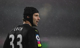 Petr Cech mắc sai lầm nghiêm trọng trong trận đấu với Chelsea.
