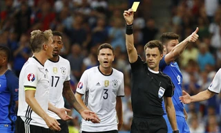 Schweinsteiger thất vọng vì bị thổi penalty trận gặp Pháp.