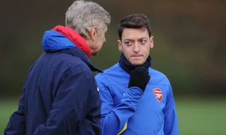 Cầu thủ Arsenal bất mãn vì HLV Wenger quá ưu ái Ozil.