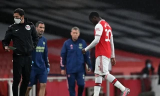 Eddie Nketiah nhận thẻ đỏ trong trận đấu với Leicester City.