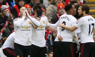 Các cầu thủ M.U đã tranh cãi trong giờ nghỉ trận đấu với Liverpool.