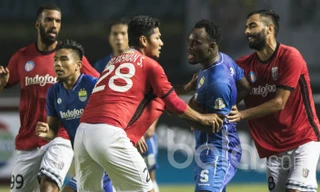  Michael Essien rượt đánh cầu thủ đối phương.