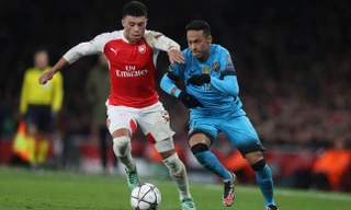 Oxlade-Chamberlain dính chấn thương nặng trong trận đấu với Barcelona.