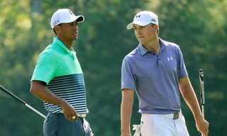Tiger Woods đã mất ngôi kiếm tiền vào tay Spieth.