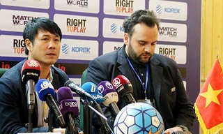 HLV Hữu Thắng nhận “cửa dưới” trước Thái Lan.