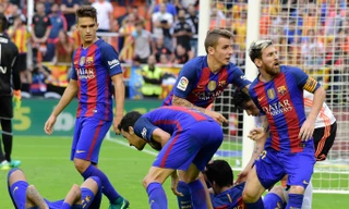 Neymar ôm đầu sau khi lĩnh chai nước vào đầu.