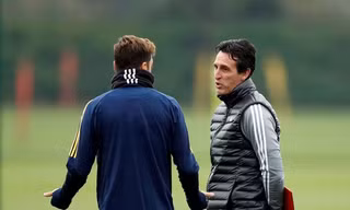 HLV Unai Emery lạnh nhạt trong cuộc trao đổi với Mesut Ozil.
