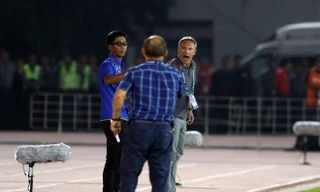 HLV Antoine Hey từng gây hấn với HLV Park Hang-seo ở vòng bảng AFF Cup 2018.