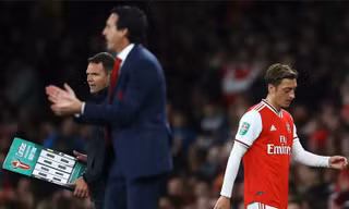 Mesut Ozil tiếp tục bị HLV Emery ghẻ lạnh.