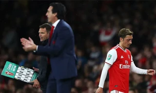 Mesut Ozil tiếp tục bị HLV Emery ghẻ lạnh.