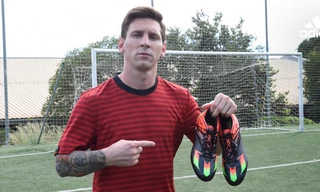 Messi khoe giày mới.