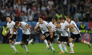 Niềm vui của các cầu thủ Đức sau khi đánh bại Italia ở loạt "đấu súng" cân não.