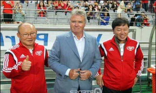 HLV Chung Hae Seong (phải) khi còn làm trợ lý cho HLV Guus Hiddink.