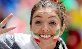 Nữ cổ động viên Italy xinh đẹp..