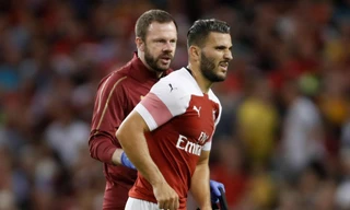 Sead Kolasinac dính chấn thương khá nặng trong trận thắng AFC Bournemouth.