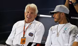 Ông Charlie Whiting cùng tay đua lừng danh Hamilton.