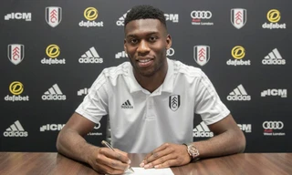 Timothy Fosu-Mensah đã đặt bút ký hợp đồng với Fulham.
