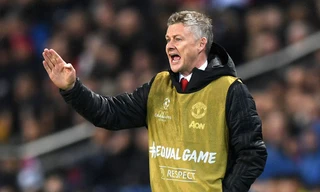 HLV Ole Gunnar Solskjaer mặc áo bib suốt trận đấu giữa PSG và M.U.