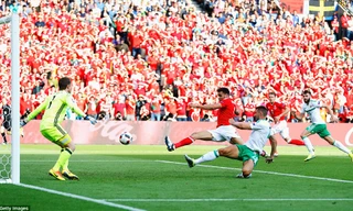 Tình huống Gareth McAuley đá phản lưới nhà.