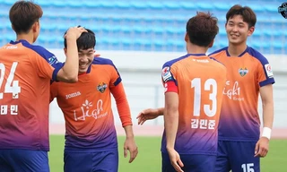 Xuân Trường có trận đấu tốt trong màu áo Gangwon tại R-League.