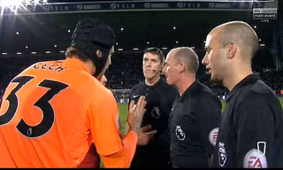 Thủ thành Petr Cech phản ứng trước quyết định của trọng tài Mike Dean.