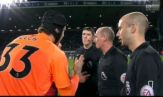 Thủ thành Petr Cech phản ứng trước quyết định của trọng tài Mike Dean.