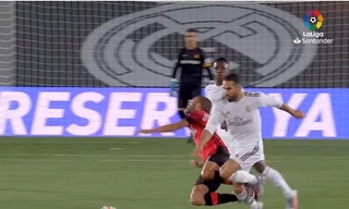 Carvajal phạm lỗi rõ ràng với cầu thủ Real Mallorca nhưng không bị phạt.