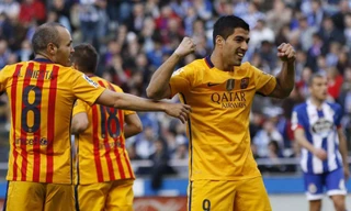 Suarez lập "cú pker" vào lưới Deportivo.