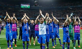 Iceland ăn mừng sau khi đánh bại tuyển Anh.