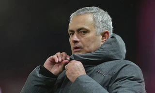 HLV Mourinho bị cầu thủ Man City ném chai nước vào đầu.