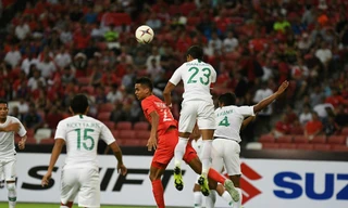 ĐT Indonesia (áo đỏ) nhọc nhằn giành 3 điểm trước Timor Leste.