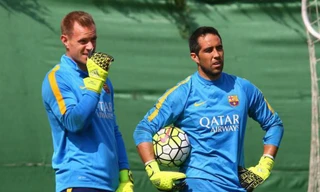 Claudio Bravo (phải) đồng ý gia nhập Man City.