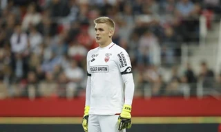 Khi mới 14 tuổi, Runar Alex Runarsson từng chửi HLV Arsene Wenger là kẻ... ngu ngốc.