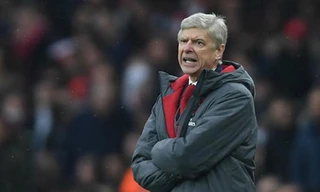 HLV Wenger dính họa vì chỉ trích trọng tài Mike Dean.