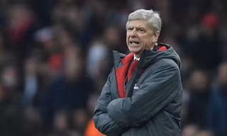 HLV Wenger dính họa vì chỉ trích trọng tài Mike Dean.
