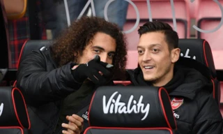 Matteo Guendouzi và Mesut Ozil là những người đồng đội thân thiết ở Arsenal.