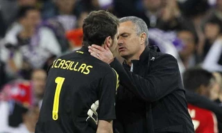 Mourinho đá xoáy Casillas.