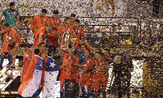 Các cầu thủ Chile nhận Cup vô địch