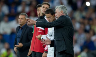 Ancelotti hạ mình cầu cạnh Javier Hernandez.