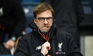 HLV Jurgen Klopp bức xúc khi trọng tài cho rằng mình có ý câu giờ.