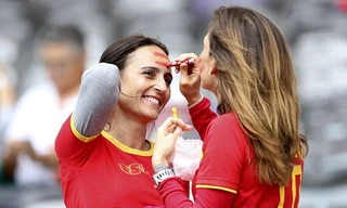 Hai nữ cổ động viên Tây Ban Nha.